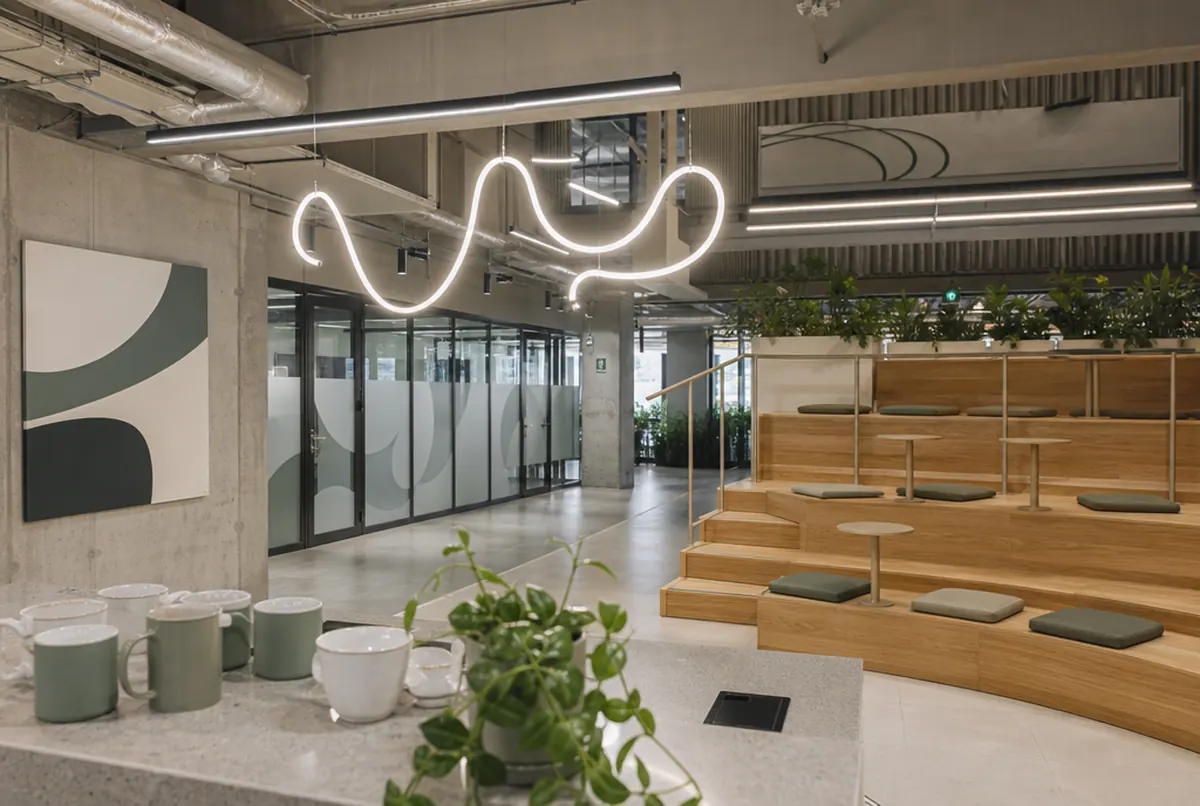 Strefa wspólna coworkingu z neonem LED i folią mrożoną