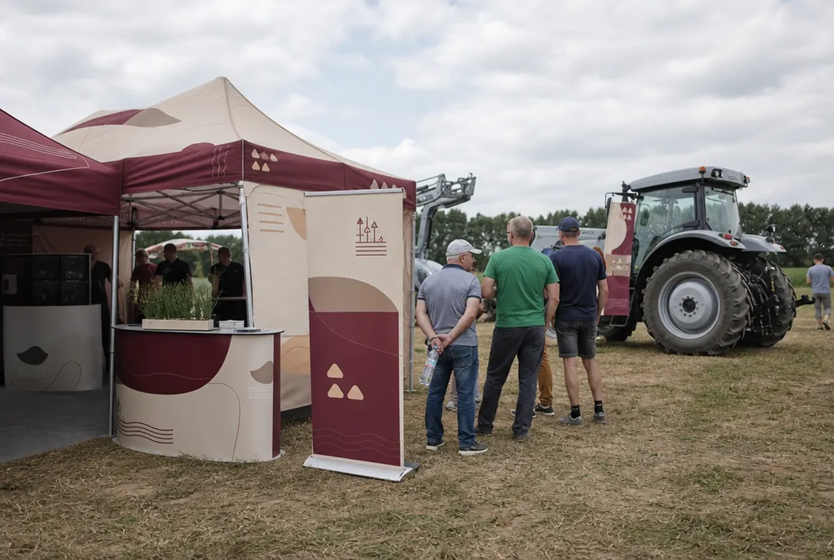 Namiot dealera z ladą i roll-upami na dniach pola
