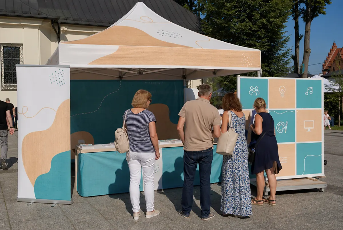 Namiot domu kultury z roll-upem na dniach miasta
