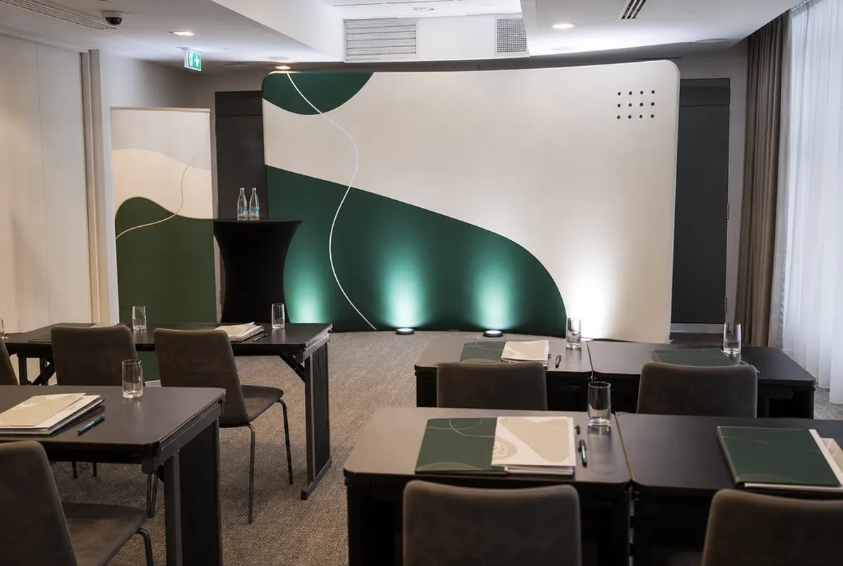 Sala konferencyjna hotelu ze ścianką tekstylną, roll-upem i notesami