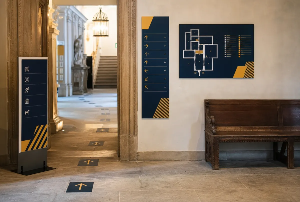 Kierunkowskazy, plan piętra i ścieżka zwiedzania w muzeum
