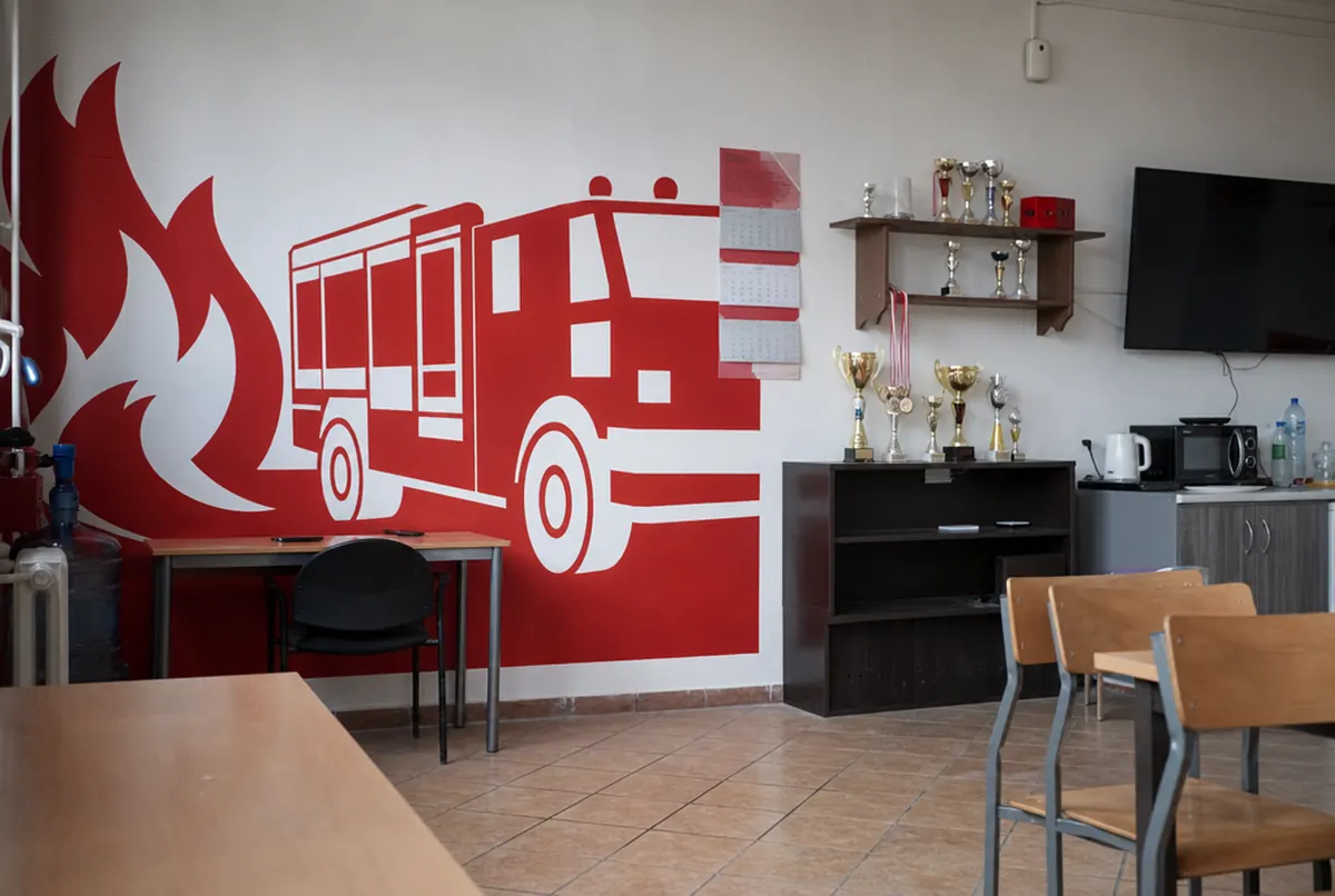 Świetlica remizy z grafiką ścienną, pucharami i kalendarzem