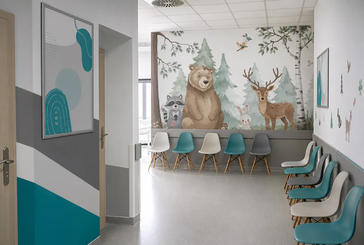 Poczekalnia pediatryczna przychodni z fototapetą i naklejkami ściennymi