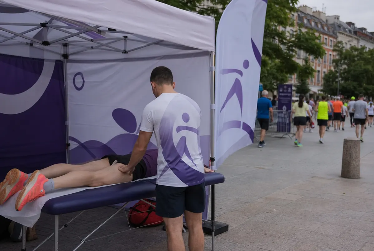 Namiot punktu fizjoterapii z beachflagą na zawodach biegowych