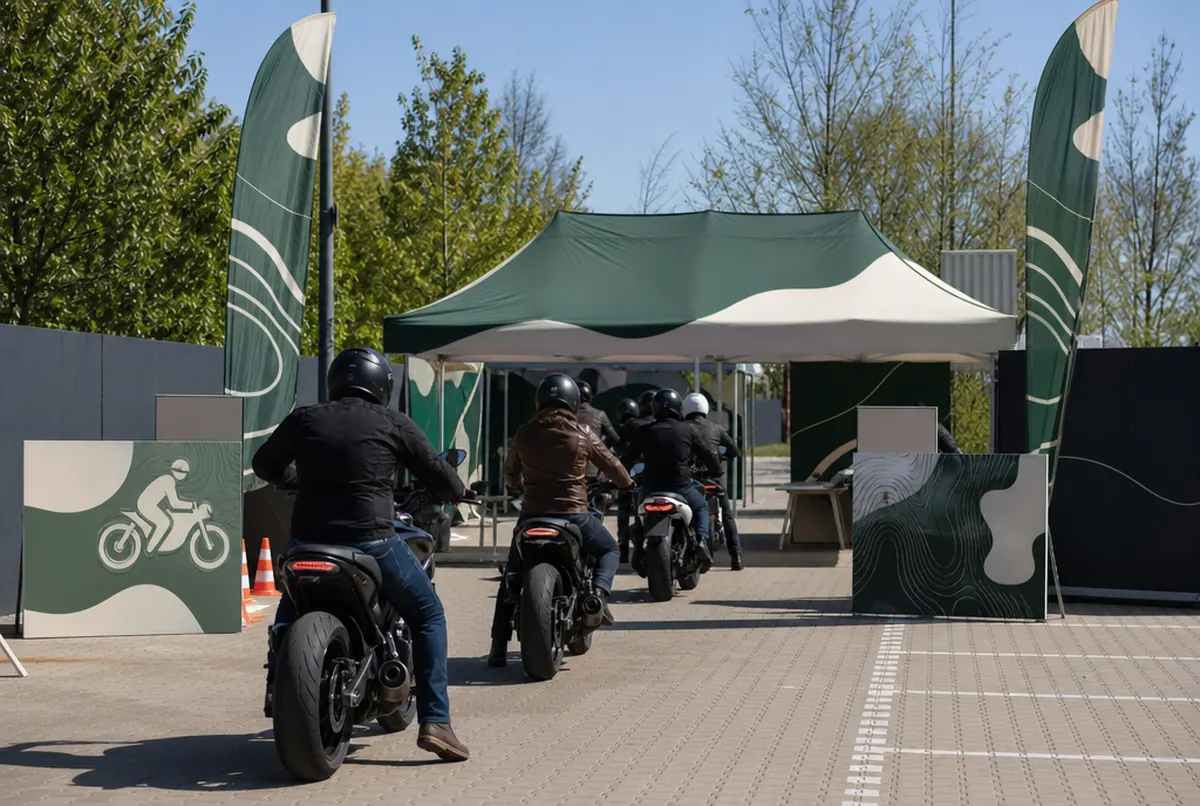 Namiot na jazdy testowe i otwarcie sezonu motocyklowego przed salonem