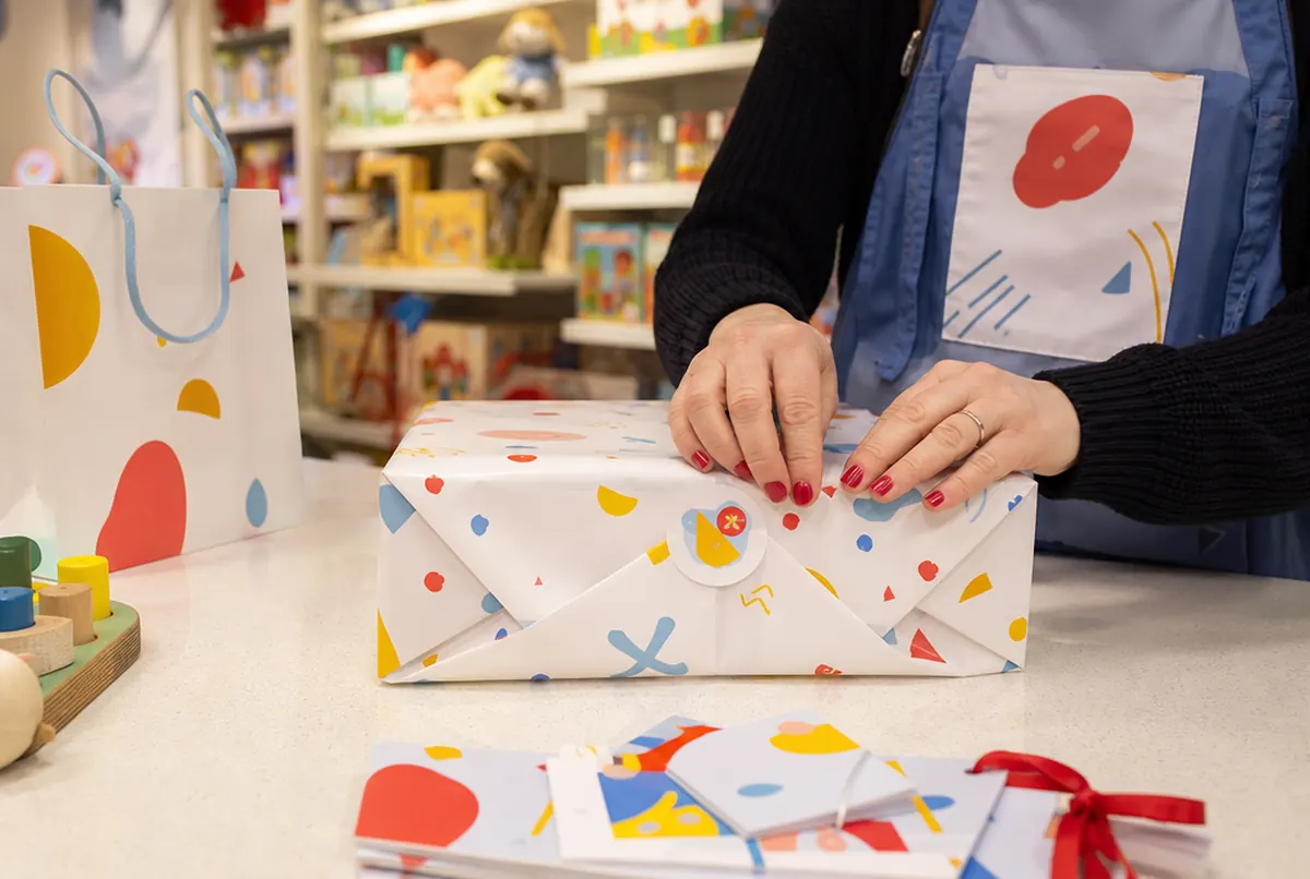 Papier z własnym wzorem, naklejki i bony podarunkowe w sklepie z zabawkami