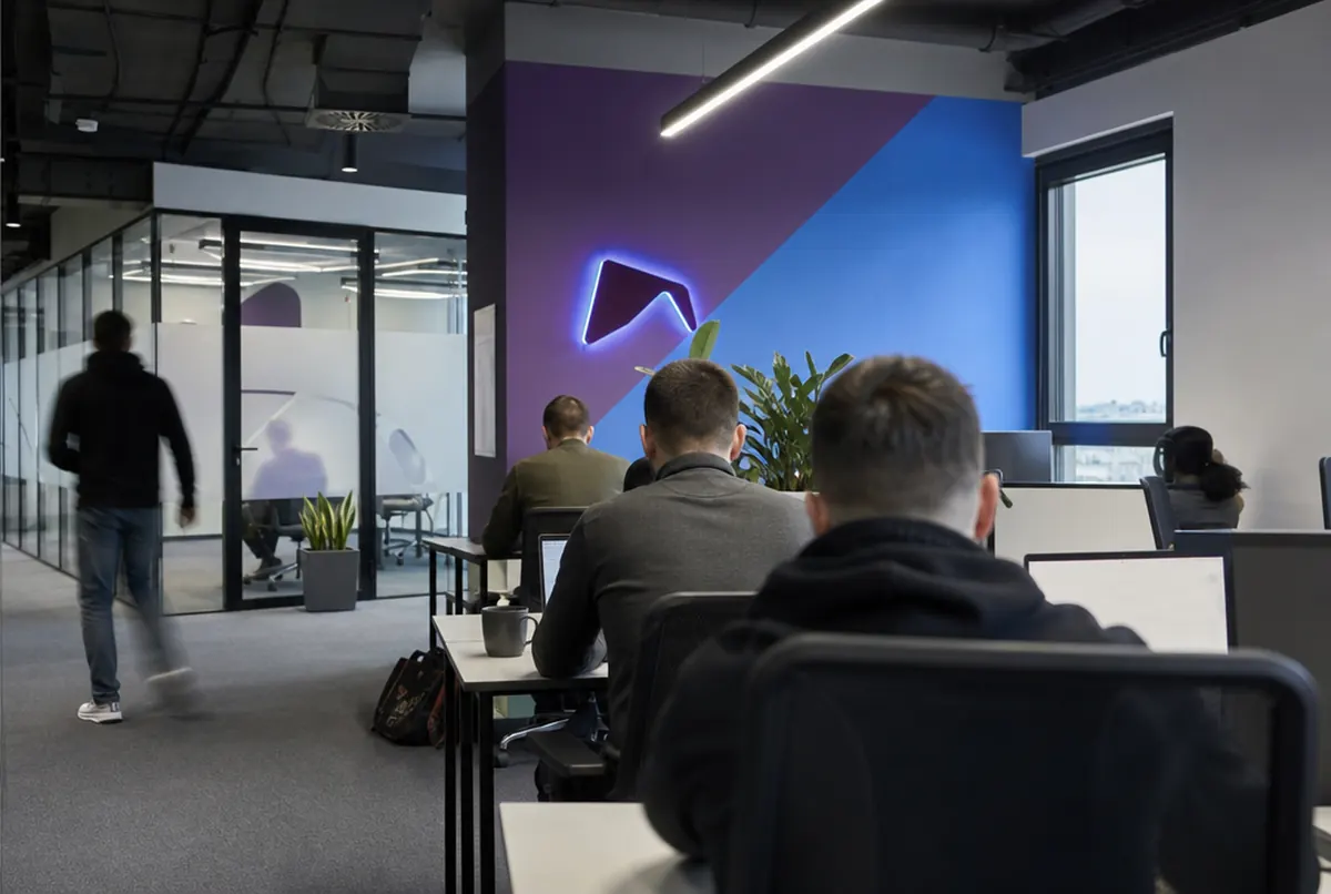 Biuro startupu z grafiką ścienną, neonem LED i folią mrożoną