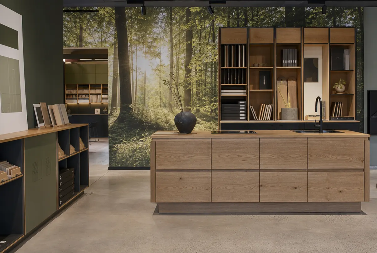 Showroom stolarni z fototapetą i tabliczkami przy próbkach