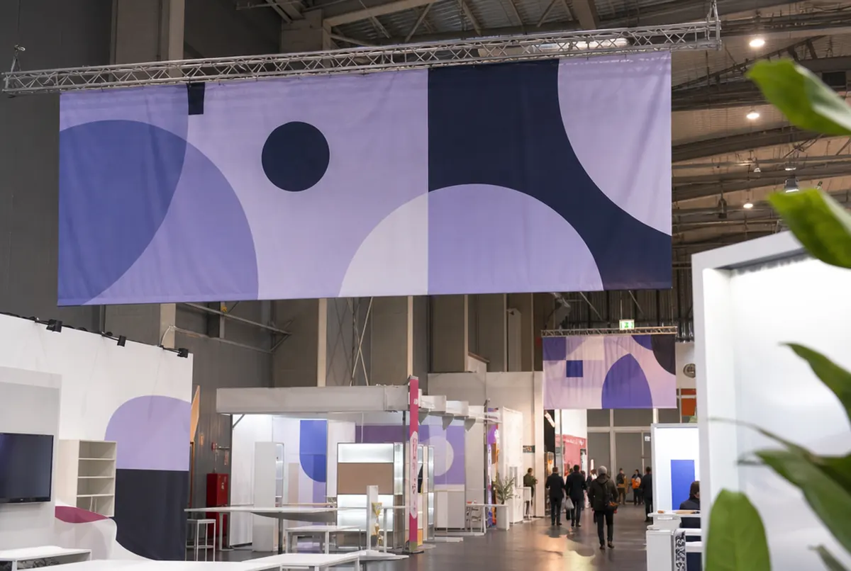 Leichtes Airtex-Textilbanner an einer Traverse über einem Messestand