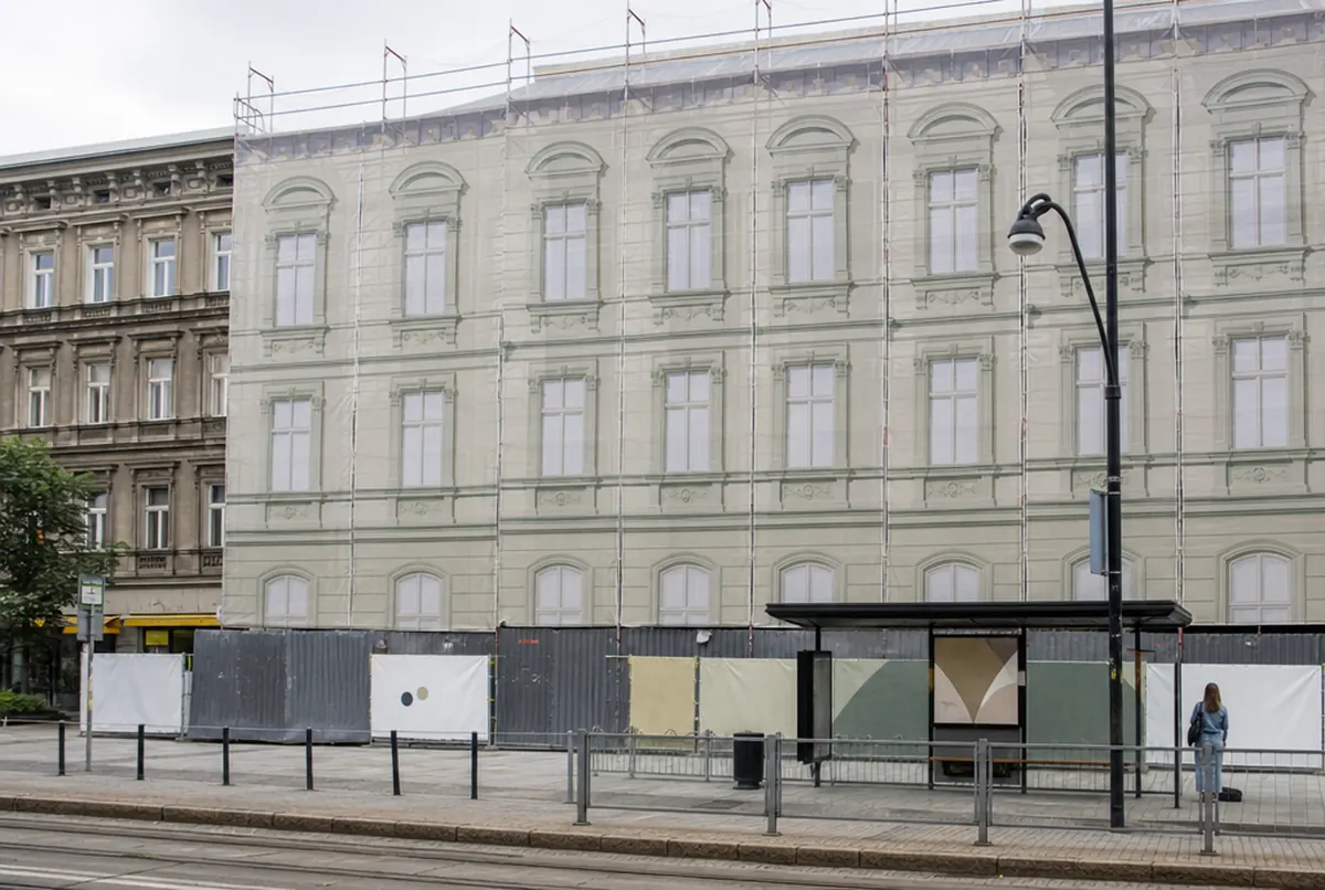 Mesh mit Visualisierung der sanierten Fassade am Gerüst eines Altbaus