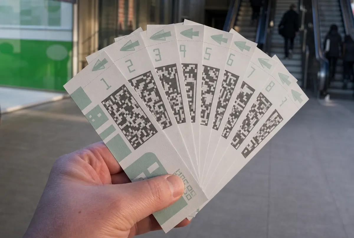 Primer plano de cupones en abanico con numeración y códigos distintos