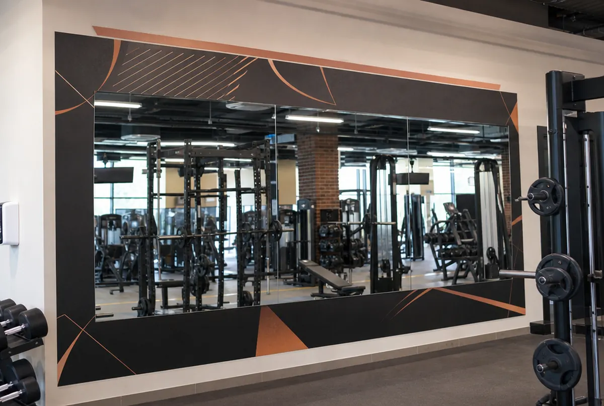 Spiegel im Fitnessstudio mit UV-gedrucktem geometrischem Rand in Schwarz und Kupfer