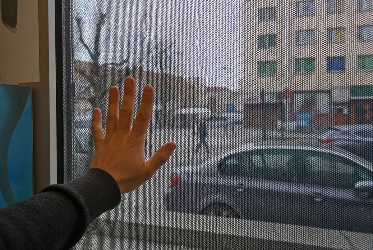 Vista desde dentro a través del vinilo OWV: la calle se ve, algo oscurecida