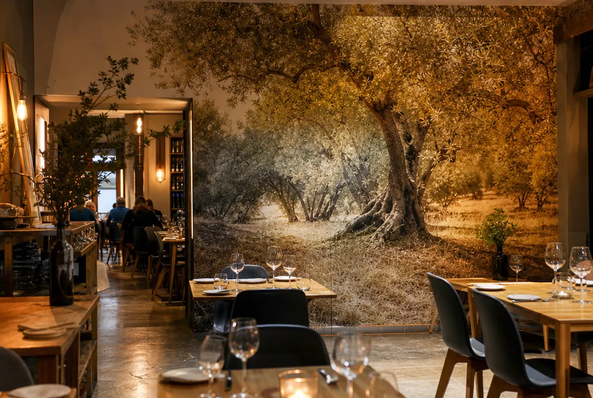 Wandfüllende Fototapete mit Olivenhain in warmen Tönen im Restaurant