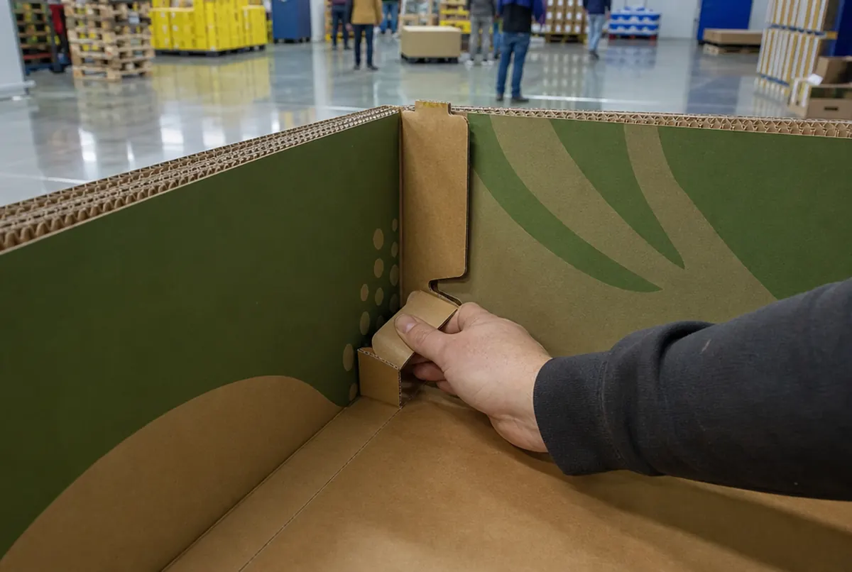 Primer plano del interior de la cesta: impresión interior, fondo reforzado y lengüetas