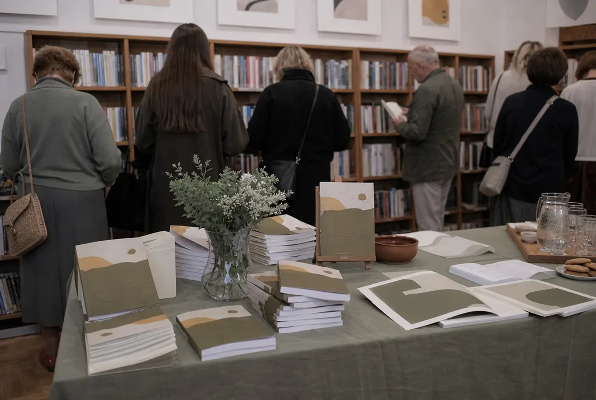 Nouveaux livres anniversaires brochés sur une table lors d'une présentation en bibliothèque