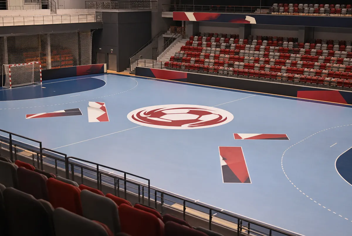 Große Bodenaufkleber mit Logos im Spielfeld und Mittelkreis einer Sporthalle