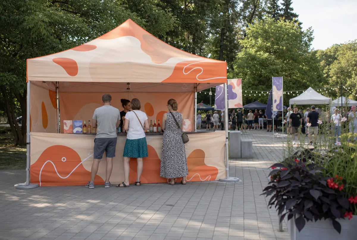 Carpa estampada de 3 × 4,5 m como puesto de degustación en una feria al aire libre