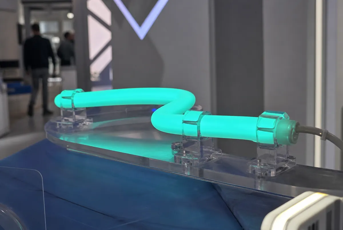Nahaufnahme eines leuchtenden LED-Flexschlauchs in Silikonhülle auf Acrylglas