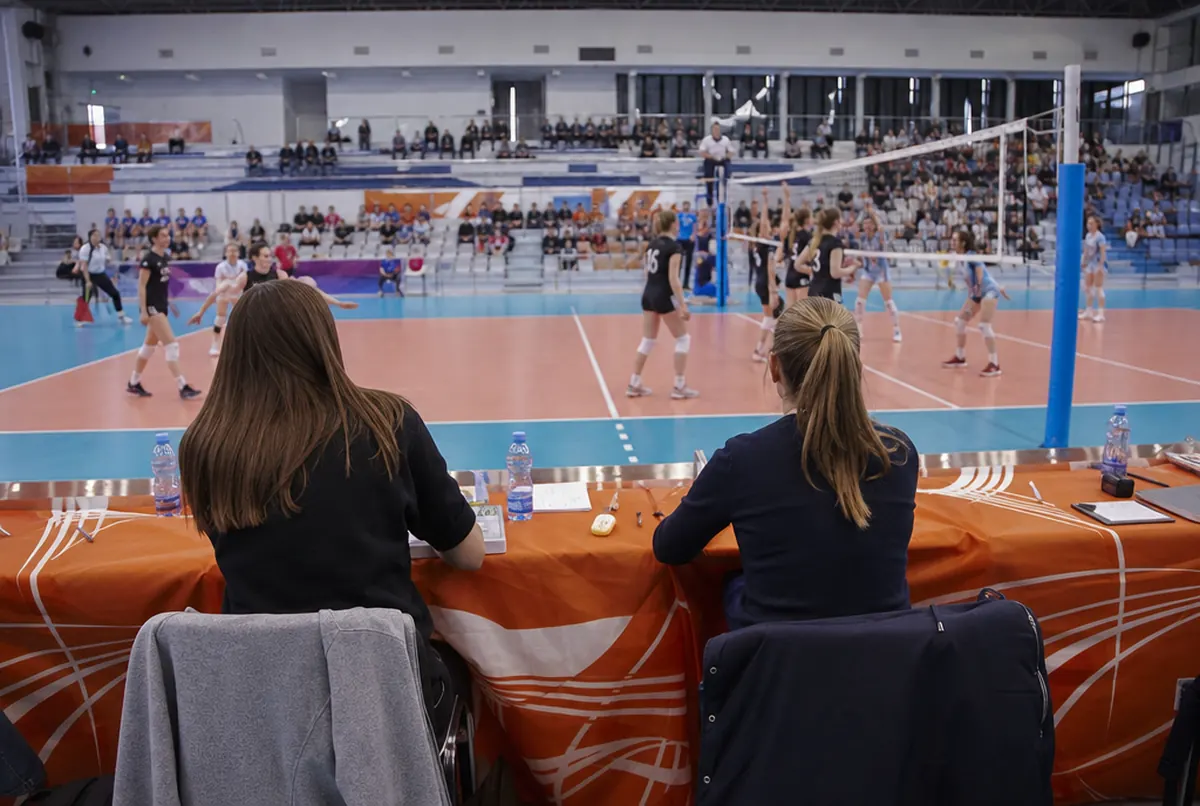 Kampfrichtertisch mit bedruckter Tischdecke bei einem Volleyballturnier