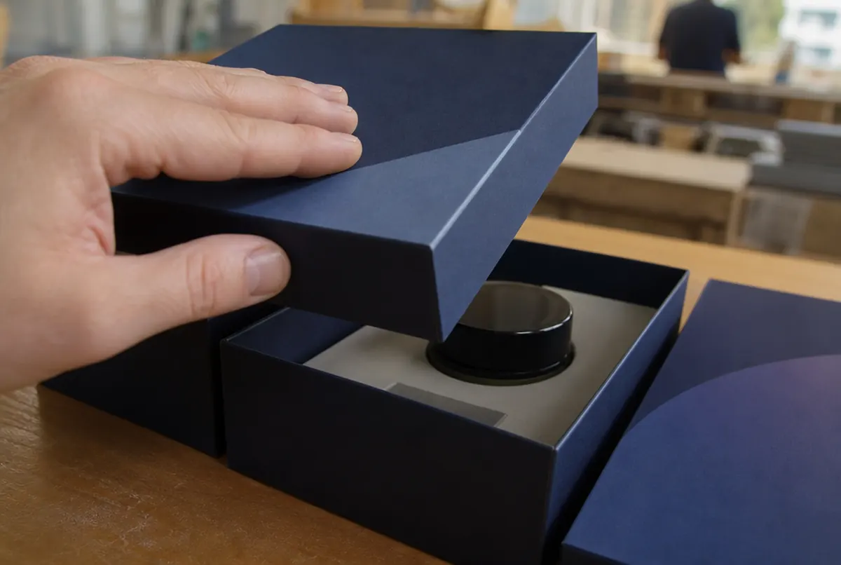 Nahaufnahme einer Schachtel mit Soft-Touch-Folie und Karton-Einlage für das Produkt