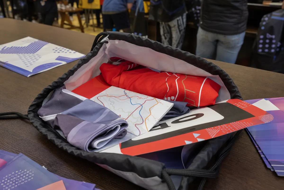 Contenido de la bolsa: camiseta, dorsal, mapa del recorrido, braga y folletos