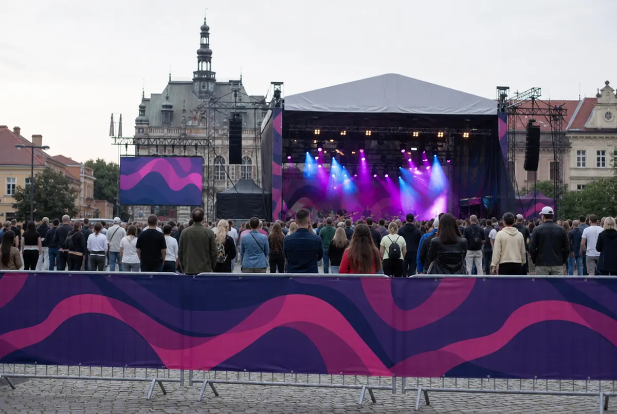 Bühnenabsperrungen mit bedruckten Mesh-Hussen und durchgehender Grafik beim Konzert