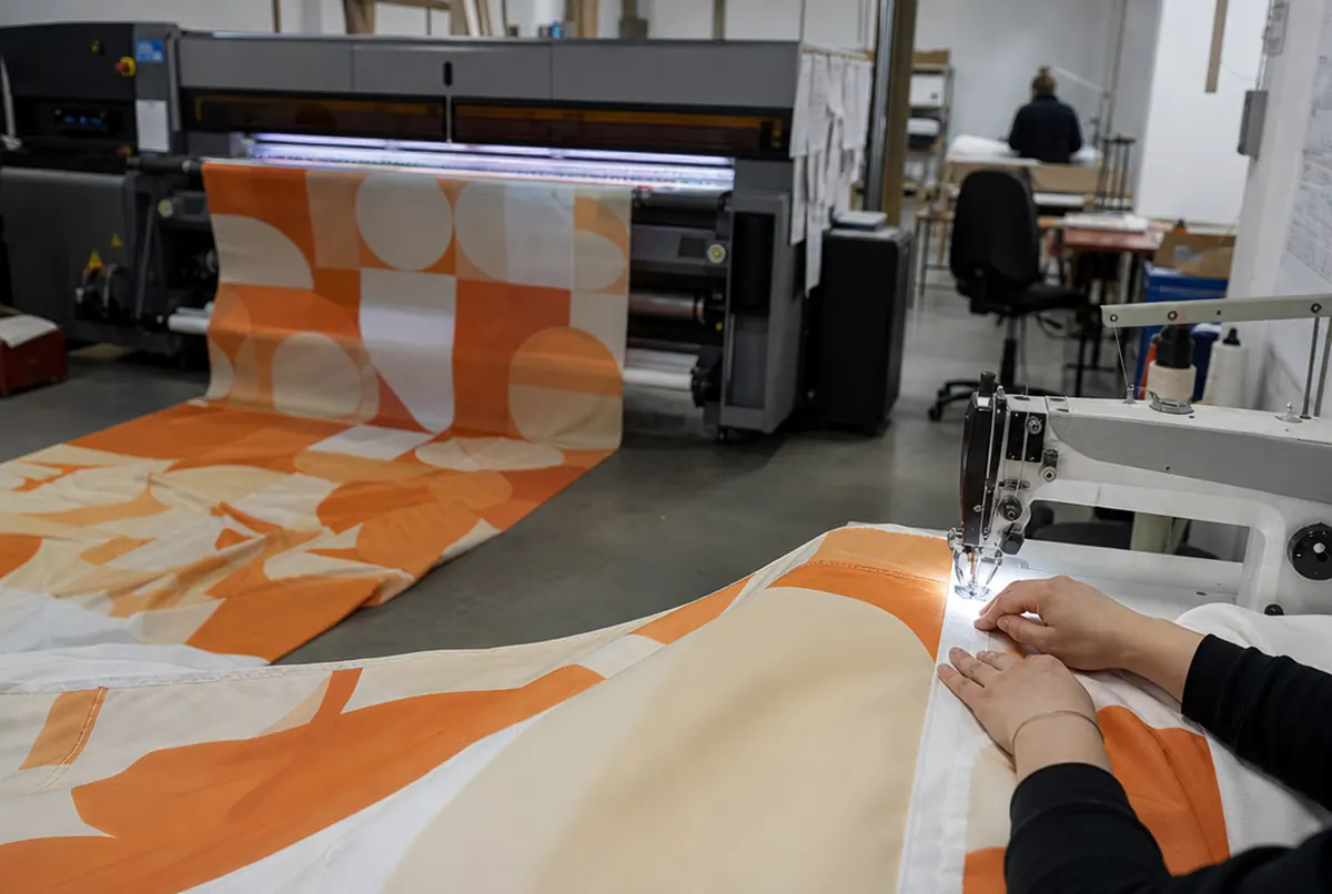 Impresión por sublimación y cosido de una funda de palé en el taller