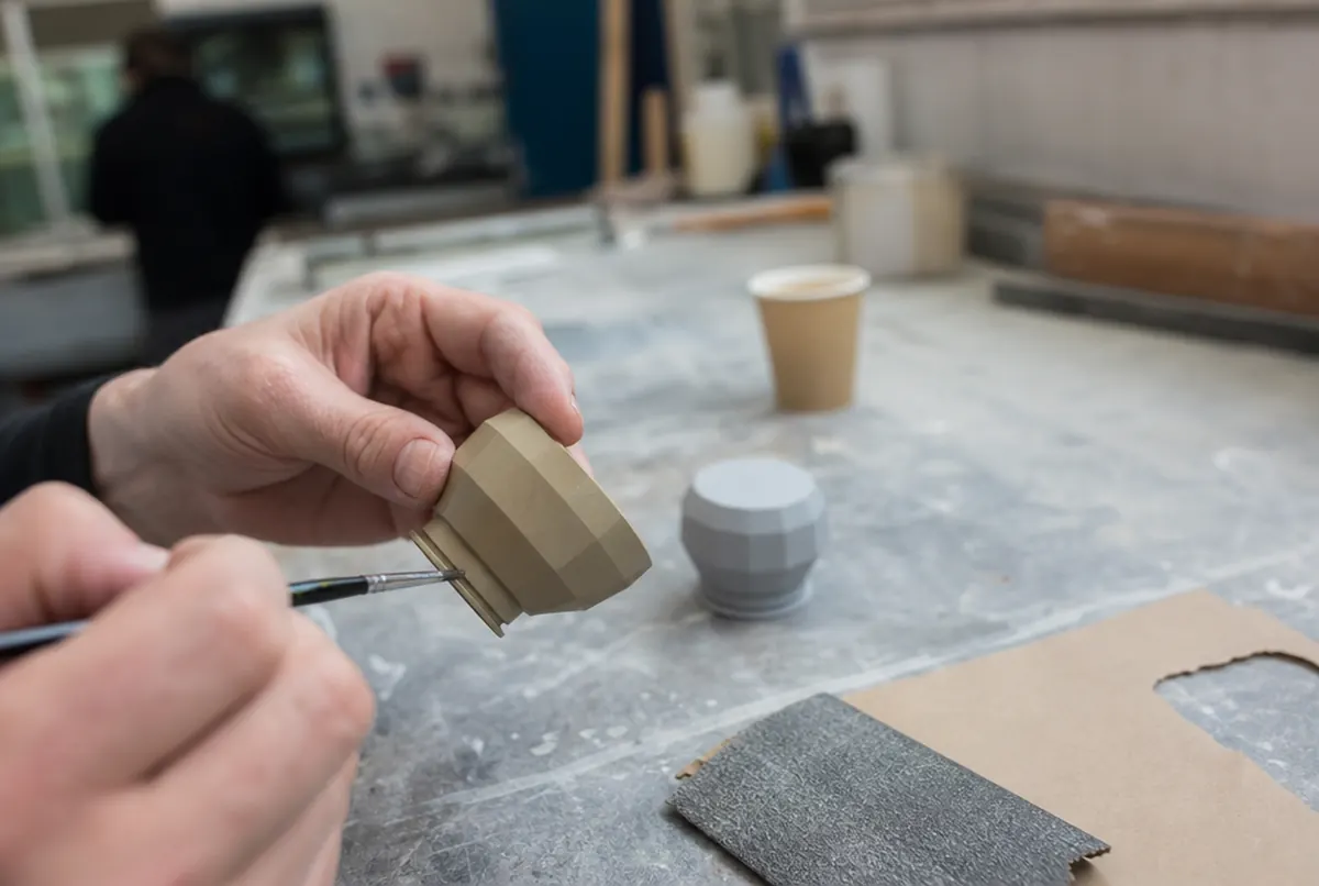 Mise en peinture d'un prototype imprimé en 3D poncé et apprêté à l'atelier