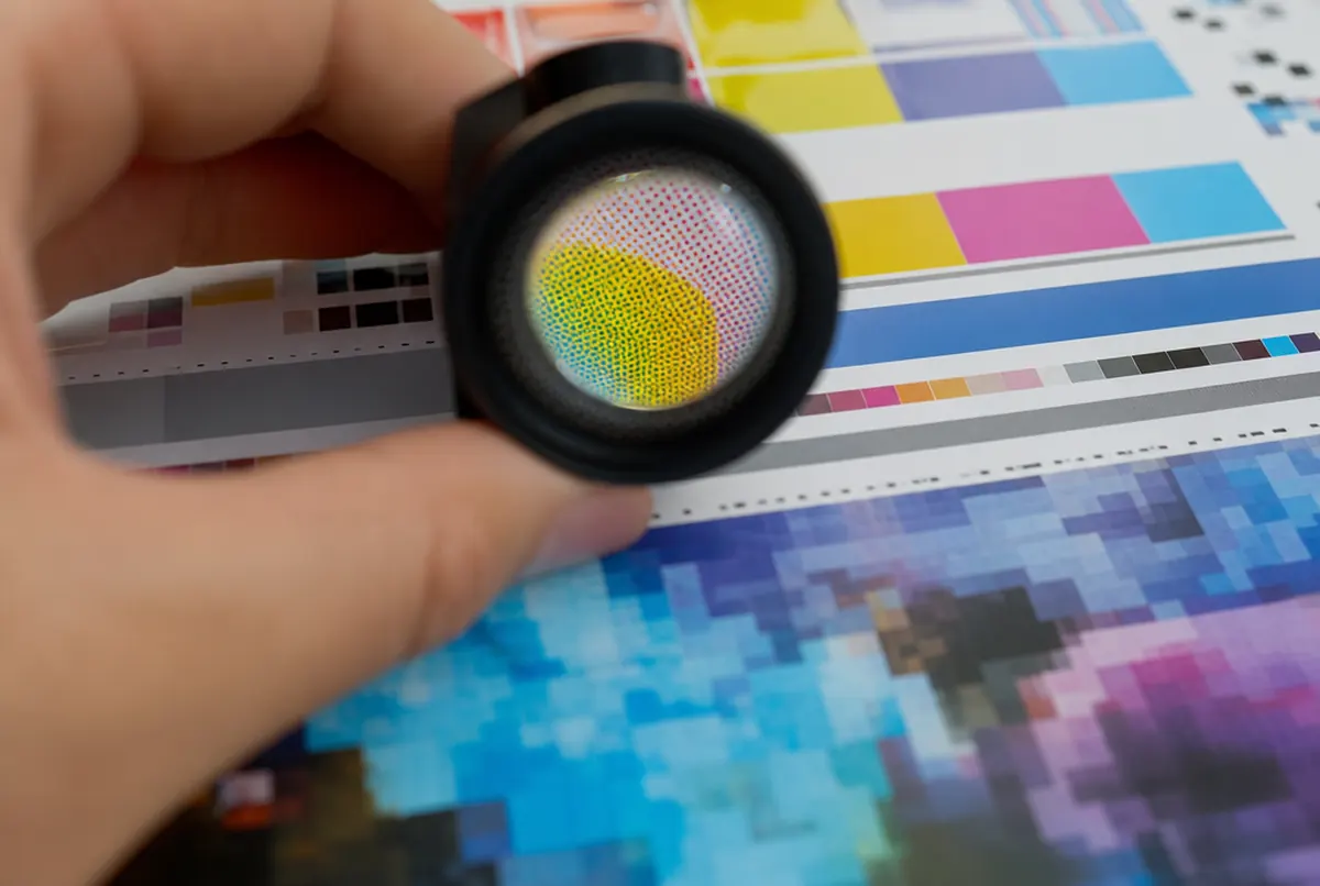 Primer plano de la tira de control de una prueba vista con lupa
