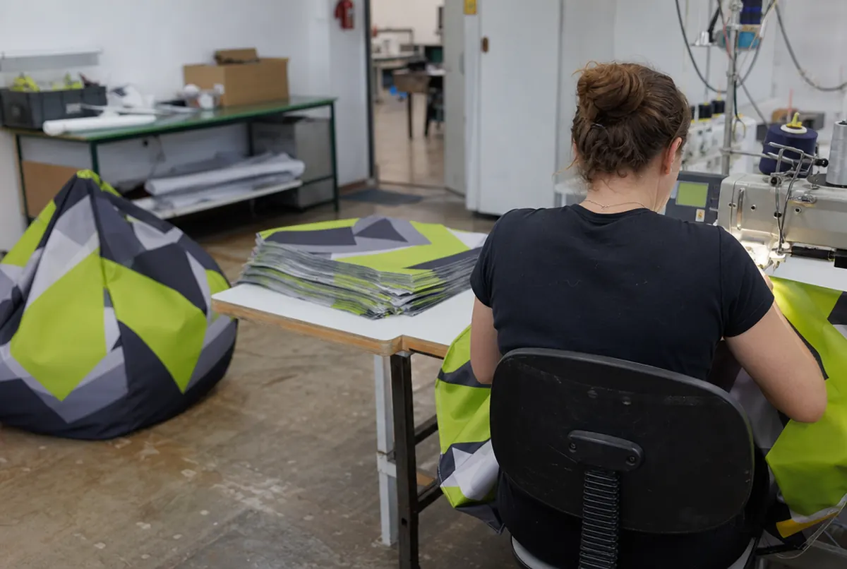 Nähen eines bedruckten Sitzsackbezugs an der Industrienähmaschine