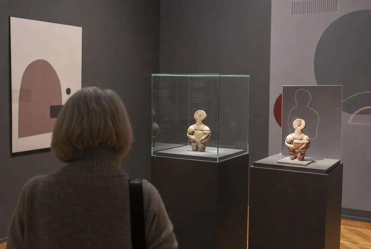 Figurine originale en vitrine et sa réplique imprimée en 3D au musée