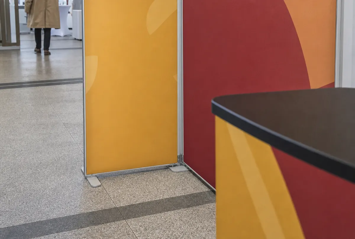 Nahaufnahme verbundener SEG-Rahmenmodule mit gespanntem Stoff am Messestand