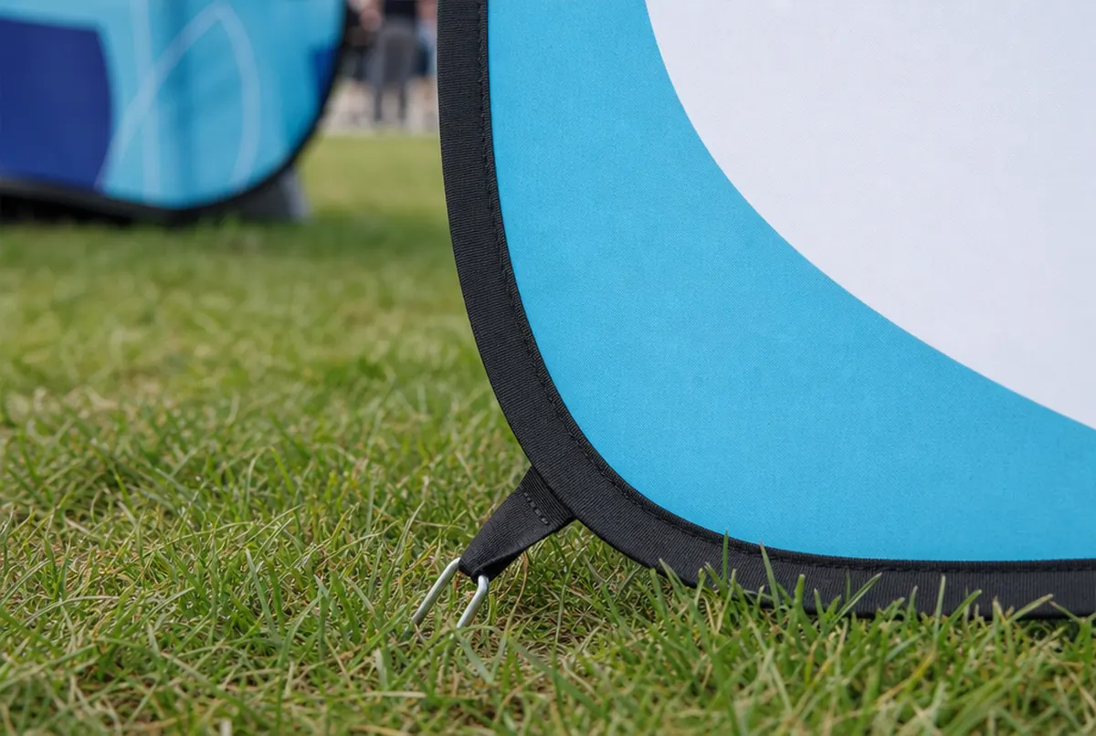 Gros plan d'un coin de bannière pop-up avec armature et piquet