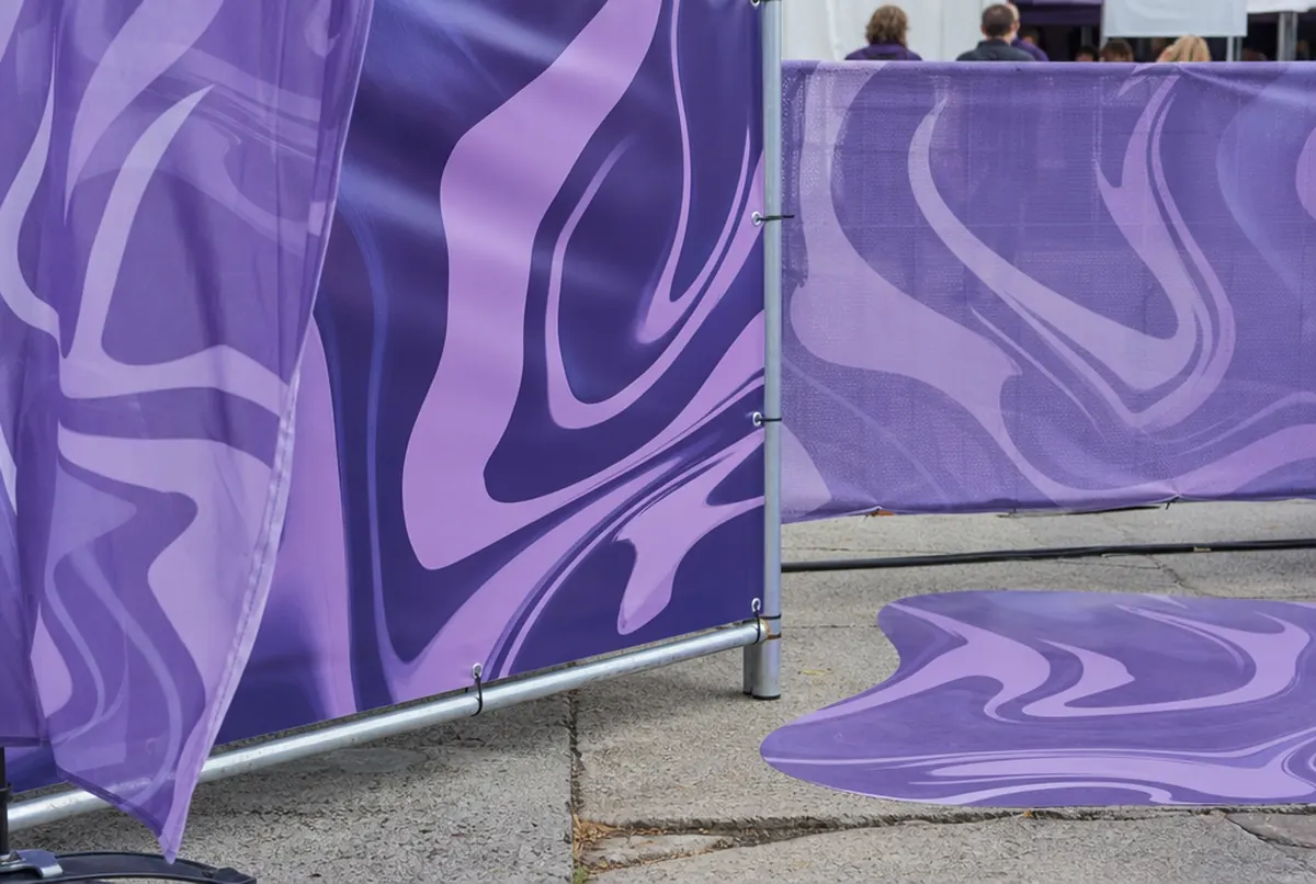 Stoff, Banner, Mesh und Bodenfolie mit derselben Grafik in gleicher Farbe
