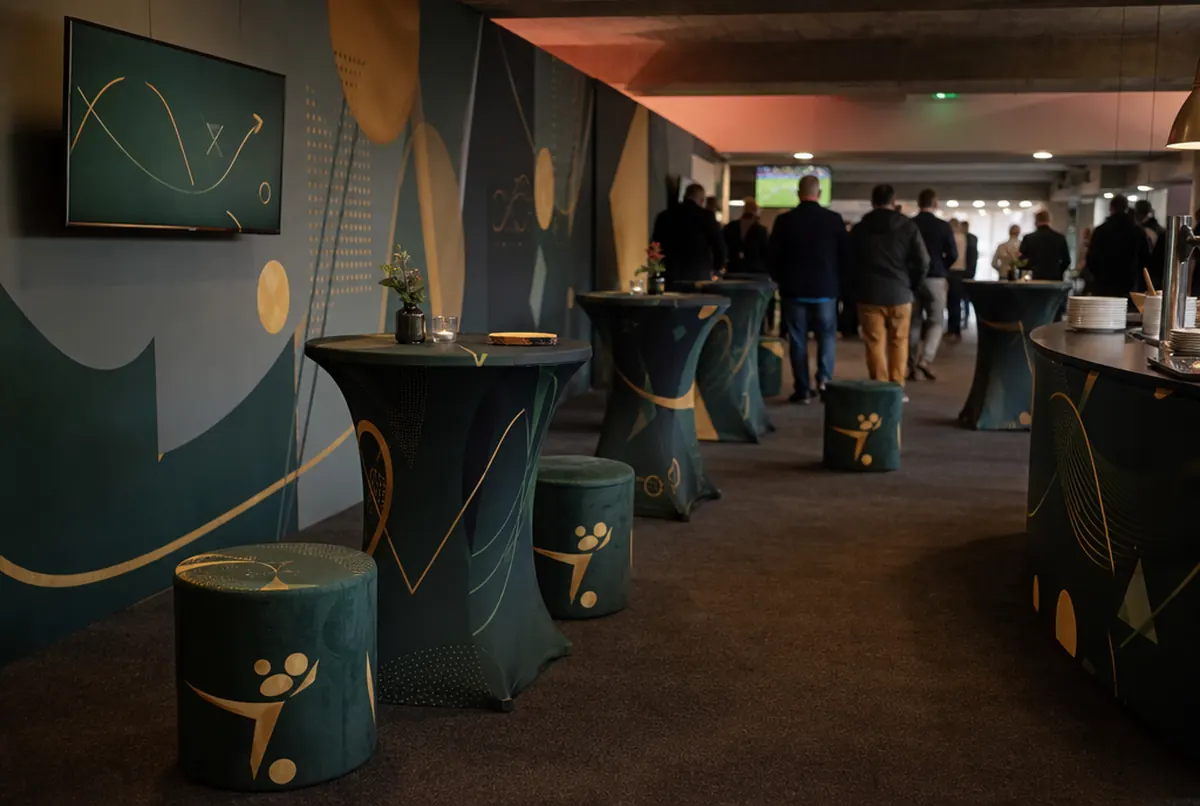 VIP-Lounge mit Fotowand, bedruckten Sitzsäcken und Tischhussen im Stadion
