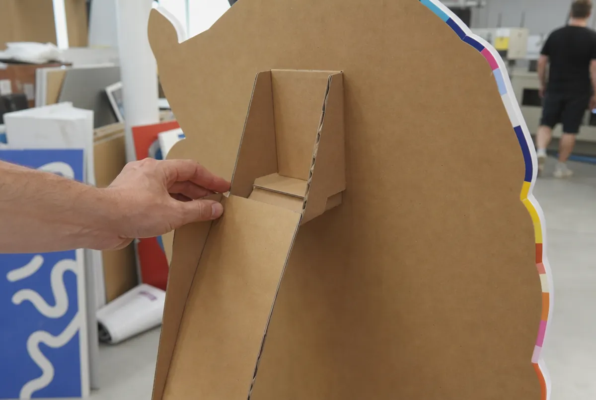 Reverso de una figura de cartón: soporte plegable y borde de corte limpio