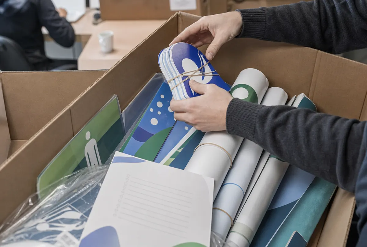 Primer plano de una caja de campaña abierta: carteles, wobblers, expositor y lista