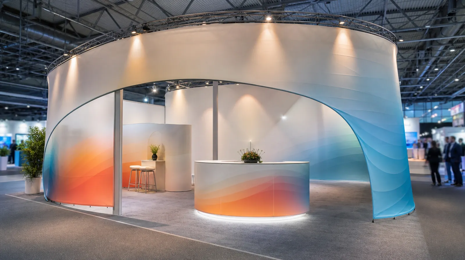 Messestand mit bedruckten Textilwänden in einer Messehalle